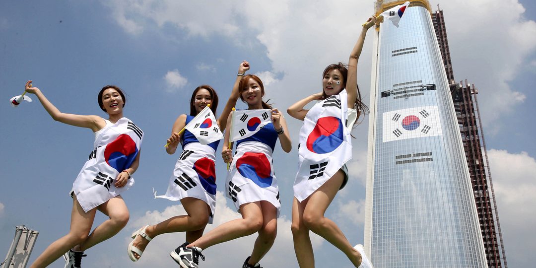 the-chosun-ilbo-august-7-2015-korean-women-korean-flag-korean-nationalism