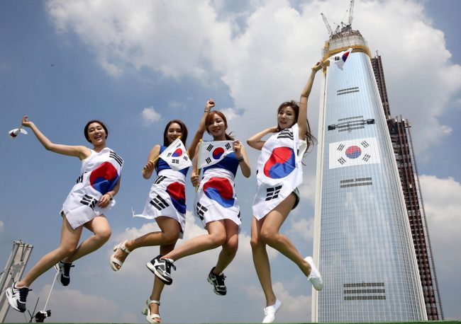 the-chosun-ilbo-august-7-2015-korean-women-korean-flag-korean-nationalism