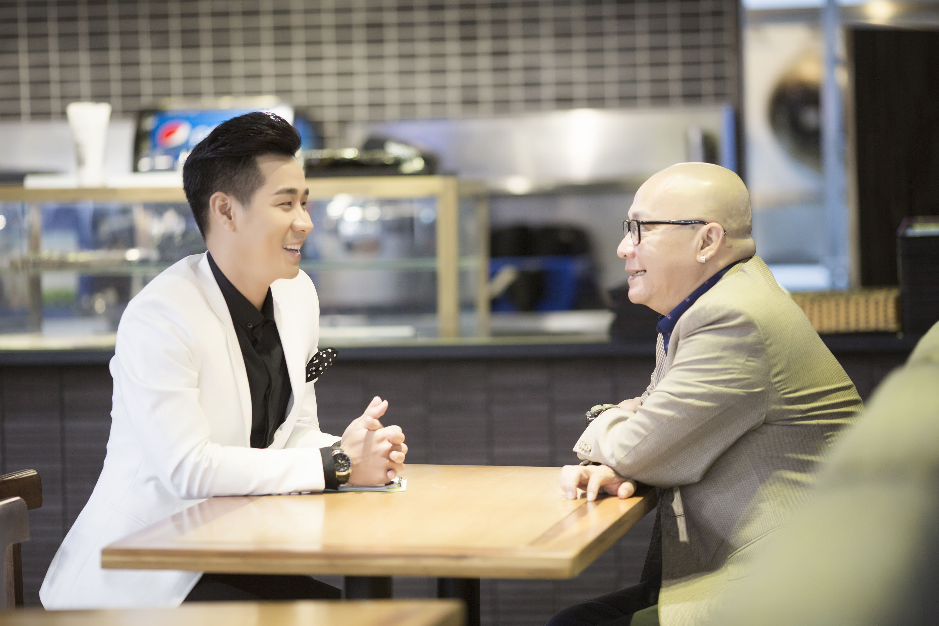 phiên dịch tháp tùng